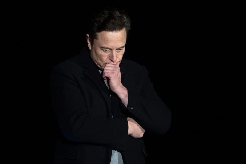 Elon Musk reinstates journalists’ suspended Twi…