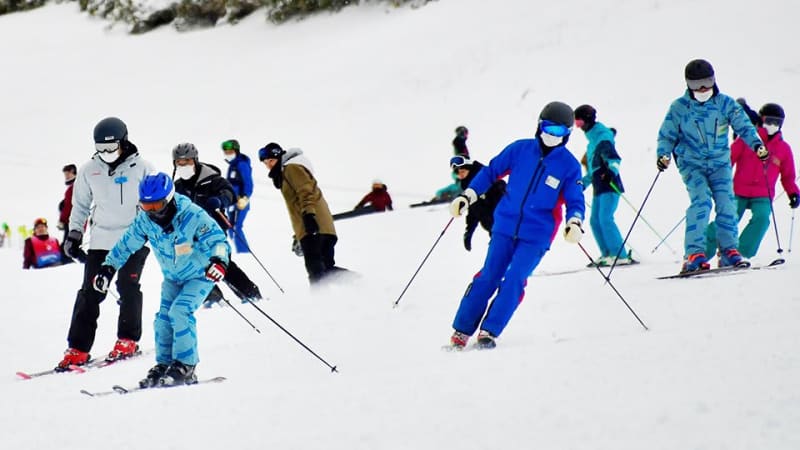 白銀ゲレンデ、スキーヤー待望の初滑り　ほおのき平スキー場オープン、岐阜・高山市