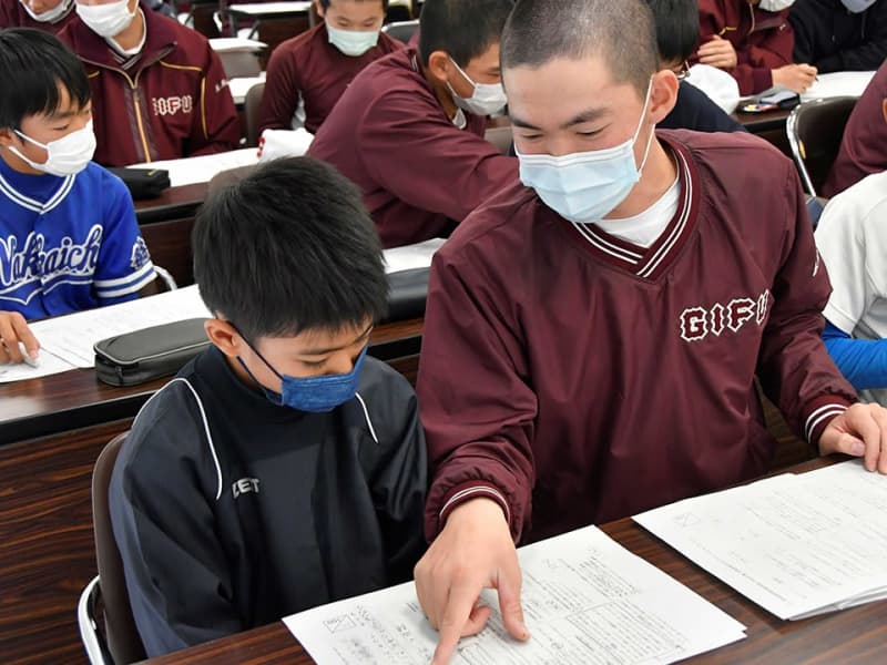 文武両道の精神、硬式野球部員が小6指導　岐阜高、勉強と野球「どちらも頑張って」