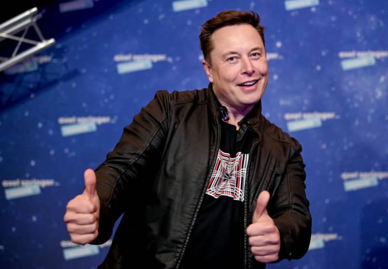 Musk should step down, says Twitter poll