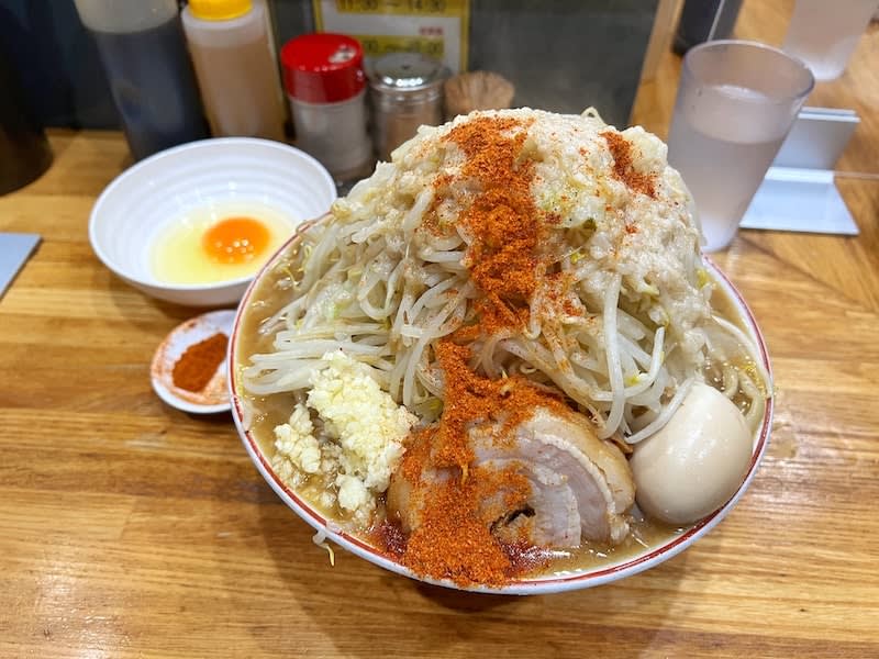 Wako City "Dekamori Sentai Buta Ranger" Jiro-style ramen that is eaten with magical red powder and a little spicy is very delicious.