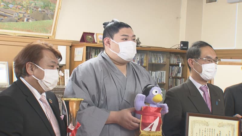 Kyushu place champion Aen Seki pays a courtesy call to the governor / Saitama Prefecture