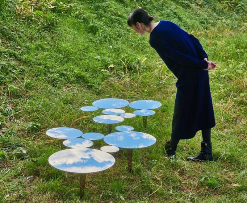 「草むらに空がおっこちてる」　日常をファンタジーに変える彫刻に5万いいねの大反響
