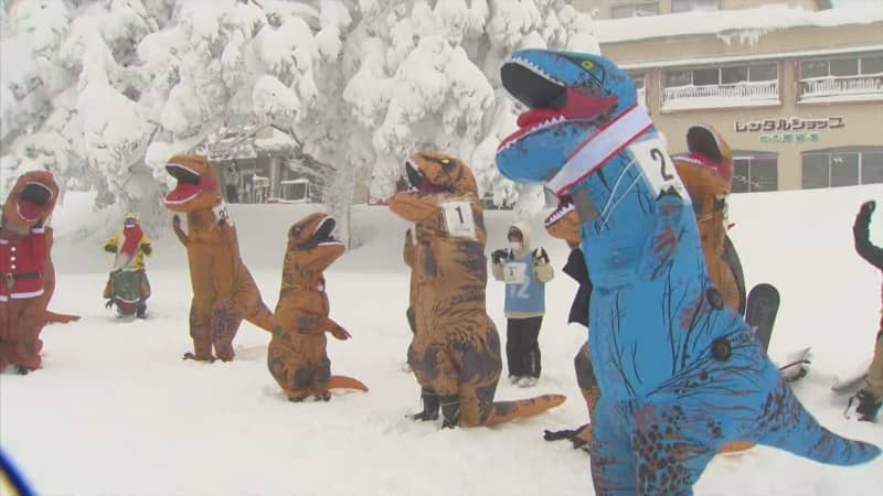 スキー場で「ティラノサウルス」逃走中　国内初開催の町で、今度は「捕獲作戦」　氷点下でも「暑い」