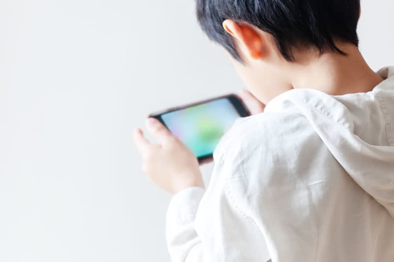 小6児童の半数近くが「視力1.0」未満… 原因はスマホだけじゃない！近視予防に“1日30分”外…