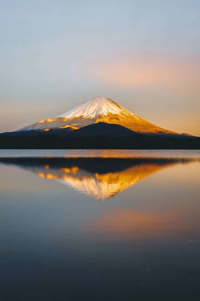美しすぎて「息をするのも忘れていた」　雪化粧の富士山が黄金色に輝いた日
