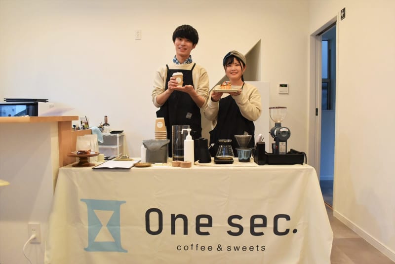 Instagrammer "Tokushima Cafe Boys" and his wife rent a room cafe One sec. Open Forget the time and relax...