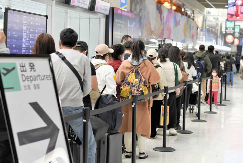 成田空港、出国ラッシュ　保安検査場に長蛇の列　海外旅行の日本人、母国に帰る外国人…