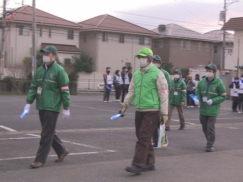 Volunteers patrol the "Walking Blue Patrol" in Hayashi-cho, Ogaki City, the first "crime prevention area" in Gifu Prefecture