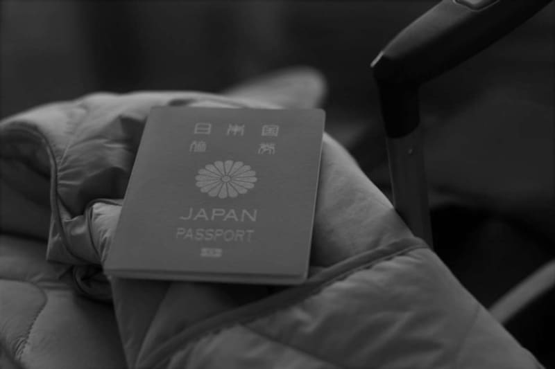 「海外旅行でパスポートを失くしたら、現地の警察官が『ちょっとおいで』。泣きじゃくる私が連れてい…