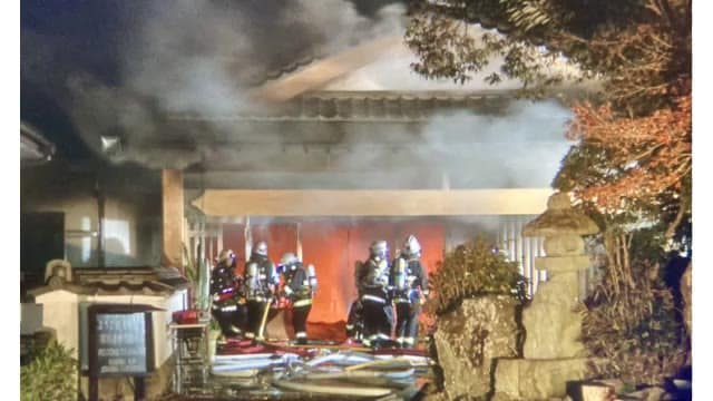 河津の老舗旅館で火災　元日で80人の宿泊客 逃げて無事　消火活動続く　静岡　