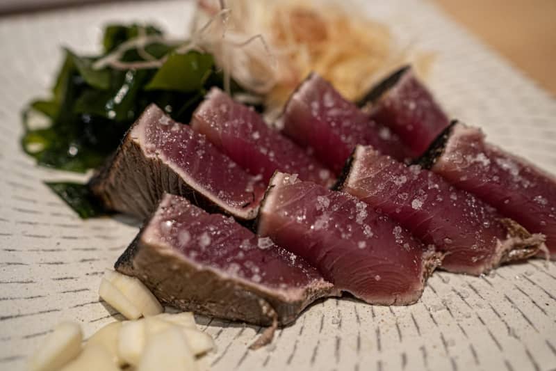 I want you to taste it in Kochi!Warayaki bonito tataki, a signature dish that is carefully grilled