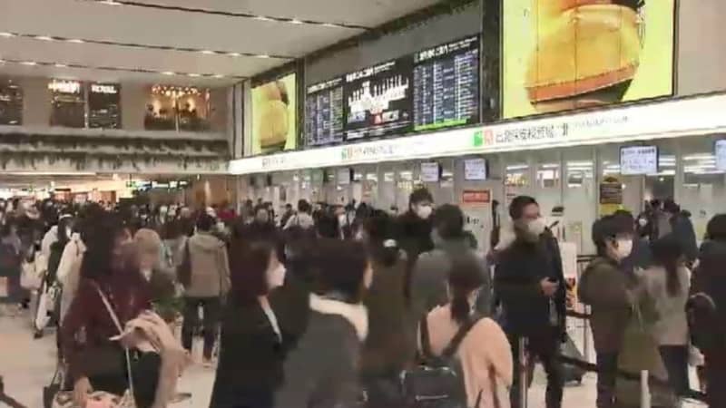 福岡空港　なぜ保安検査待ちで大行列？　年末年始は混雑激化　