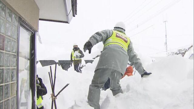 雪山の中から車を「掘り出し」…連日大雪の岩見沢市　札幌では雪下ろし中に発生したとみられる事故も