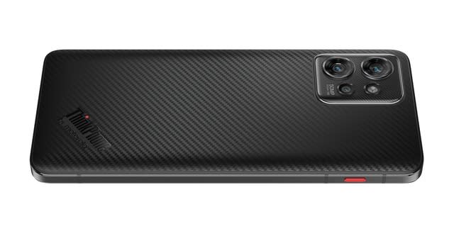 ThinkPad-linked smartphone "ThinkPhone" announced.Red button on black aramid fiber, MIL spec…