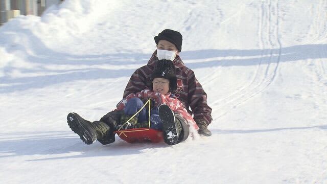 子どもに大人気「羊ヶ丘スノーパーク」始まる　入場料だけでスキーやそり滑り放題！