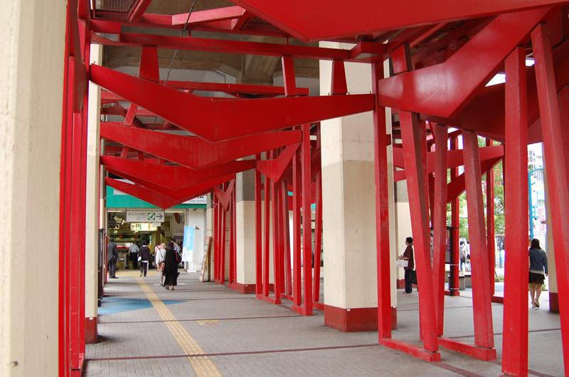 駅前オブジェ、朱から深みある赤に　塗り替え求める声受け　昨年には500万円の寄付も　新松戸駅前…