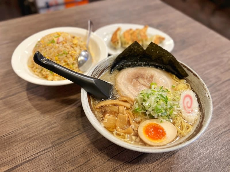Shiki City "Ramen no Koike-san" has been in business for 20 years!Soy sauce ramen with floating backfat and fried rice with lots of ingredients were delicious.
