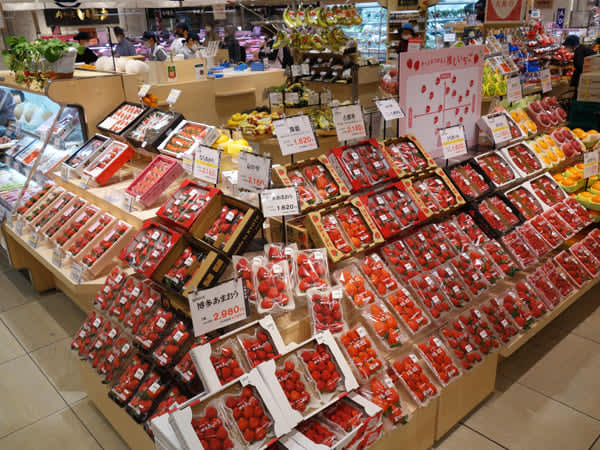 【大阪・梅田】〝食の阪神〟に全国から約35種のいちごが勢揃い
