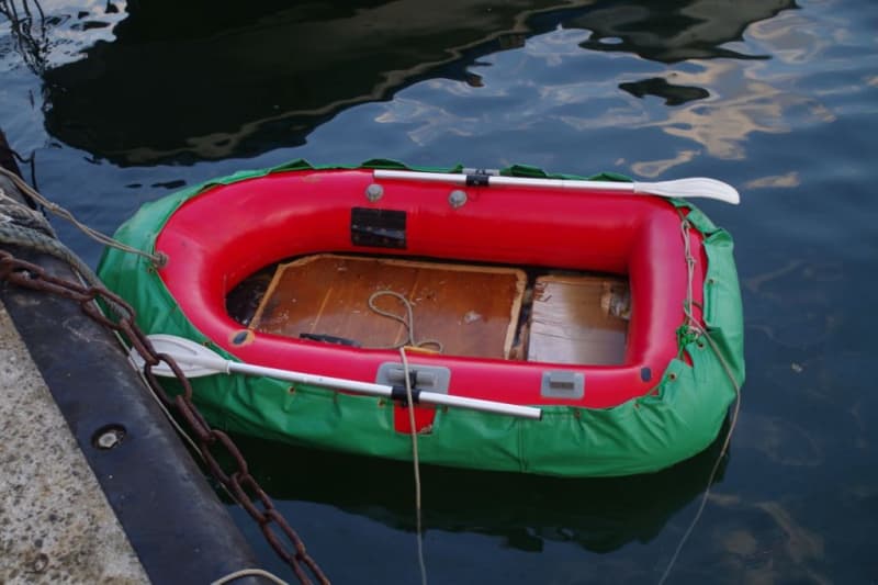 Awaji Island fishing man falls into the sea from a mini-boat and dies