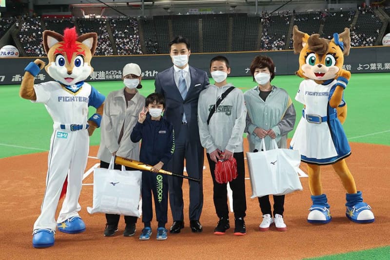 Donating equipment equivalent to 7 yen to children who want to continue playing baseball Nippon Ham supports "single-parent households"