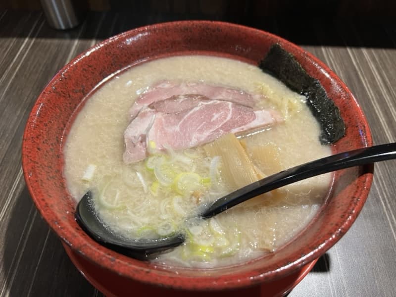 仙台駅から徒歩3分、知る人ぞ知るラーメン店でうまうま鶏白湯“とん白”