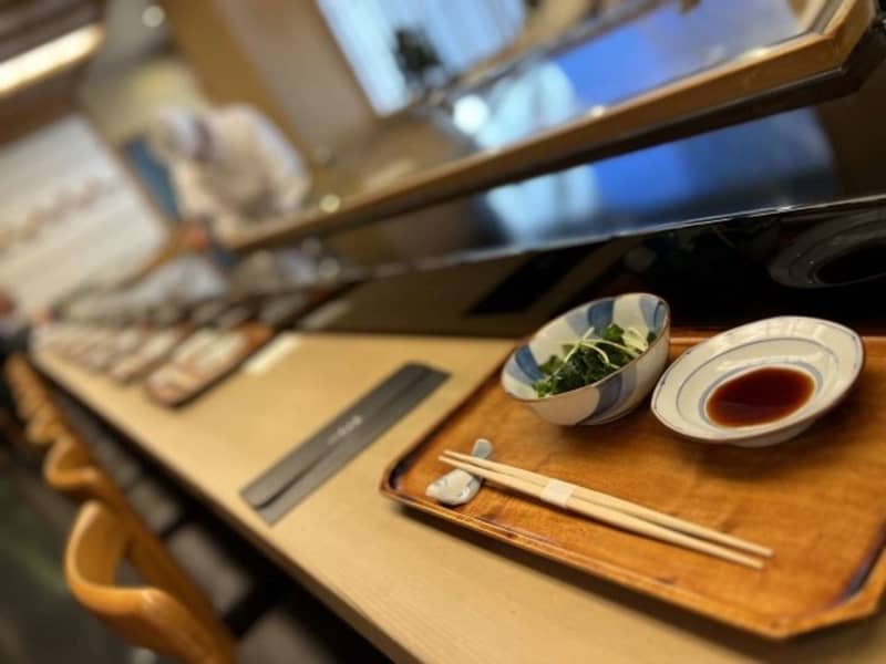 「私が働く寿司屋にやってきた、訪日韓国人兄弟。食後にレジで『クレジットカードがない』と言い出し…