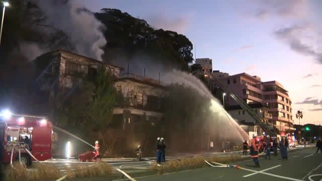 下田でホテル火災　26年前に廃業　裏山にも延焼　国道通行止めにして消火作業　警察と消防が原因調査