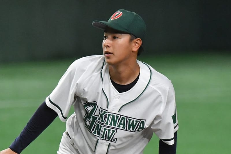 Even while pitching, "Isn't he too handsome?"