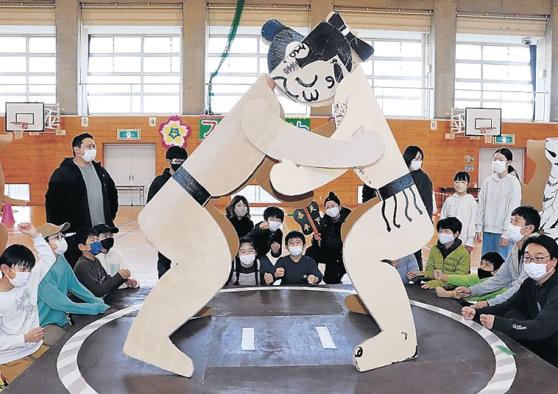 巨大紙相撲に児童歓声　金沢・金石町小でフェスタ　往年の遊園地「涛々園」を満喫