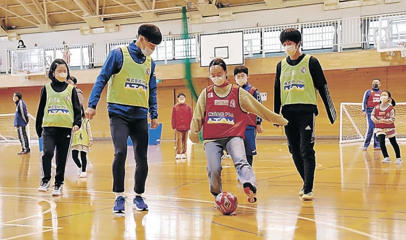歩くサッカーで交流　カターレ富山が初開催　高岡2歳～60代、50人参加