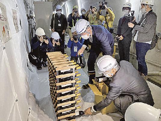 熊本県南阿蘇村／立野ダムでワイン貯蔵試験、リムトンネルに６０本