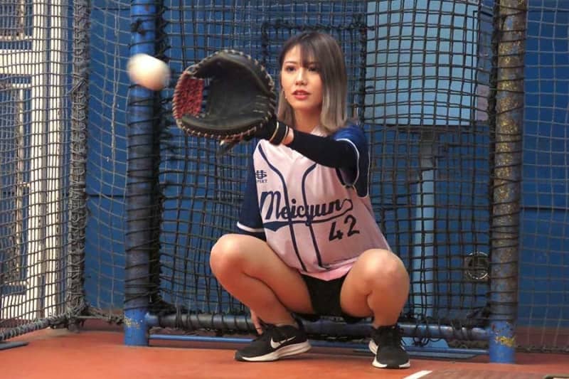 ギャル系野球女子が“短パン投球”　快速球が「金子千尋みたい」「投げ方良くなってる」