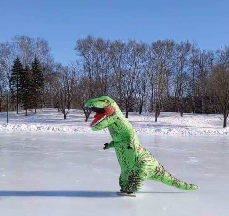 「十勝のティラノサウルス」は幼獣の頃からスケートを嗜んでいるらしい　見事な滑りに反響「氷河期を…