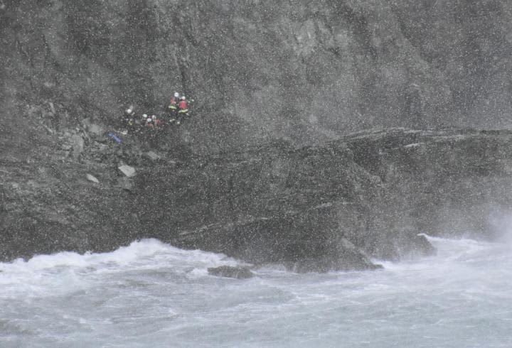 Surf fishing under warning, a catastrophe Two people request rescue in Ikata Coast Guard "I'm glad you're safe..."