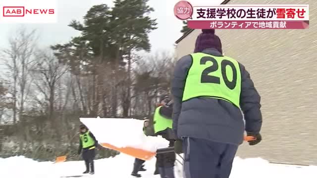 Volunteer support school students clearing snow at elderly facilities Katagami City, Akita Prefecture