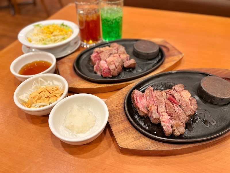 All-you-can-eat "Steak no Don" limited to the store!Steak & hamburger steak and side menu are also subject to intense heat