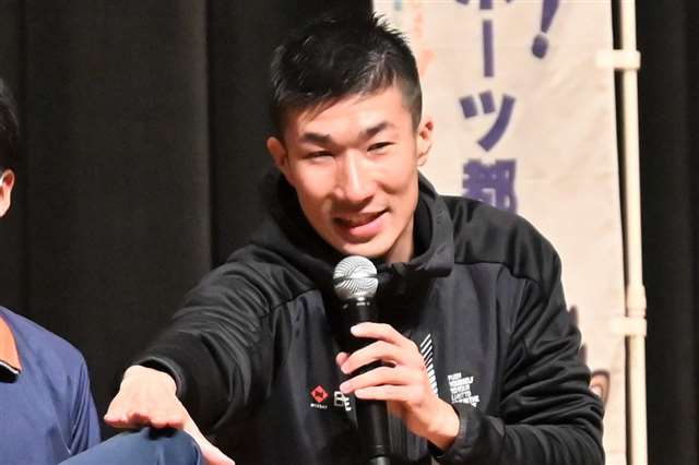 陸上の桐生祥秀選手、秋田市でセミナー　トークショー・実技指導に380人参加