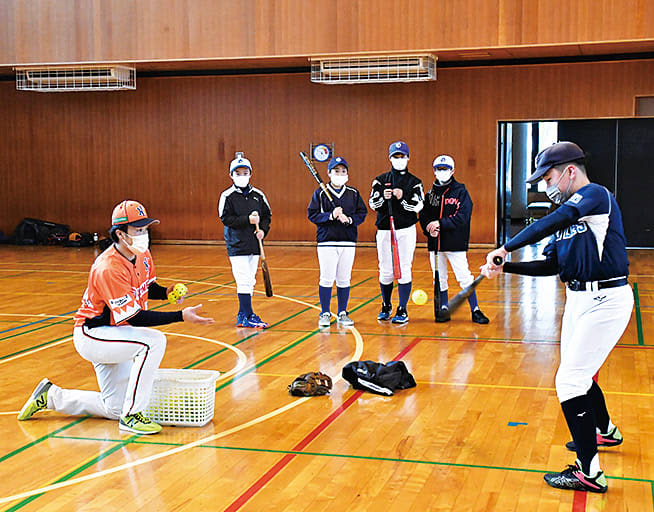 楽しく野球続けて　熊倉内野手（糸魚川出身）ら指導　アルビＢＣから講師