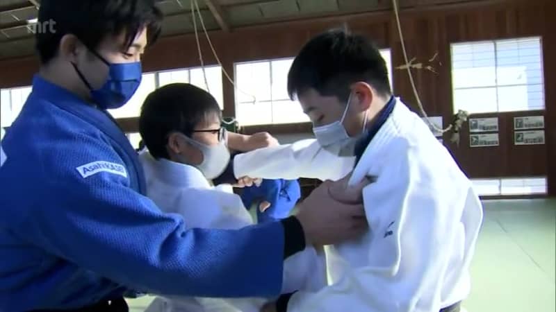 Athletes from the Asahi Kasei Judo Club serve as instructors A special judo class at a junior high school in Nobeoka City