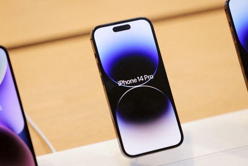 Apple forecasts another revenue decline even wi…