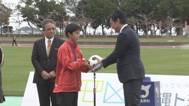 名古屋グランパスが南風原町の小学校にボール贈呈