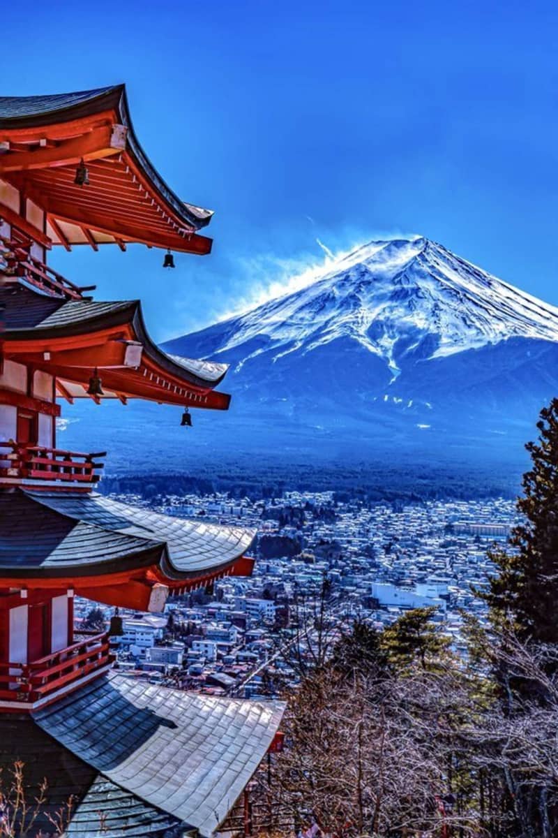 神気が立ち昇っているかのようだ…！　冬の澄んだ空の下、富士山と五重塔が美しすぎる共演