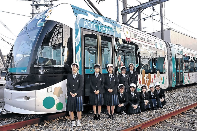 富山地鉄のフラワーデー車両、7日に出発進行　北部高生がデザイン