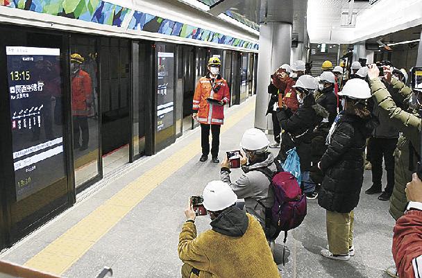 ＪＲ西日本／大阪駅新地下ホームで見学会開く、世界初フルスクリーンのホームドア