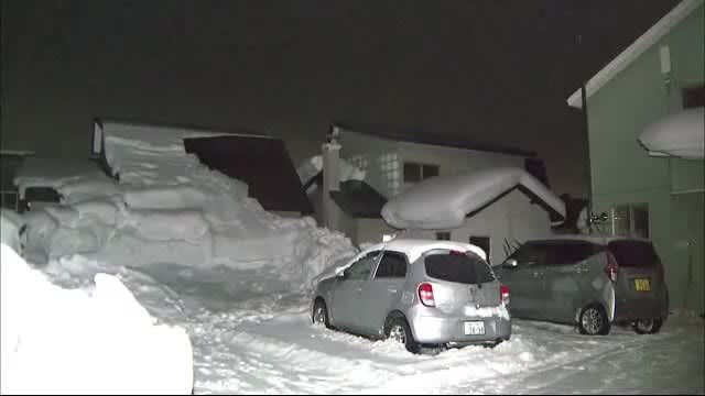 70代女性“雪山に埋まる…” 息子が発見し病院搬送も死亡 屋根からの落雪に巻き込まれたか 事故相次ぐ
