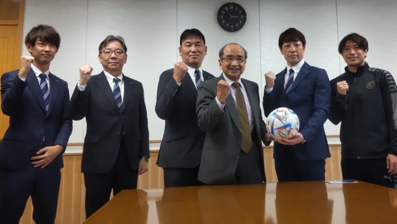 キャプテン司「J1へ思い繋ぐ」 大分トリニータが知事表敬訪問