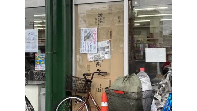 スーパーの駐車場で…８０代男性運転の車が駐輪中の自転車に衝突し自転車が店舗内に　女性客が負傷