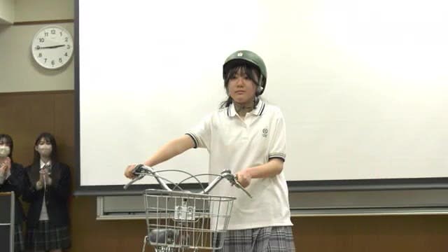 「自転車はヘルメットをかぶって！」　高校生の「サイクルサミット」　髪型崩さないヘルメットのショーも