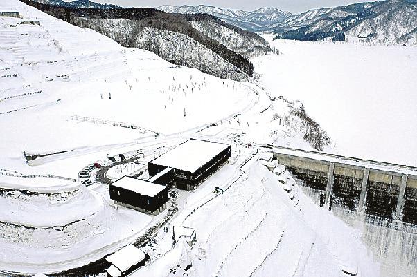 津軽ダムにスノーアート／巨大な幾何学模様描く、東北整備局岩木川ダム統合管理